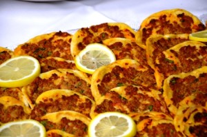 Türkische Hackfleischpizza